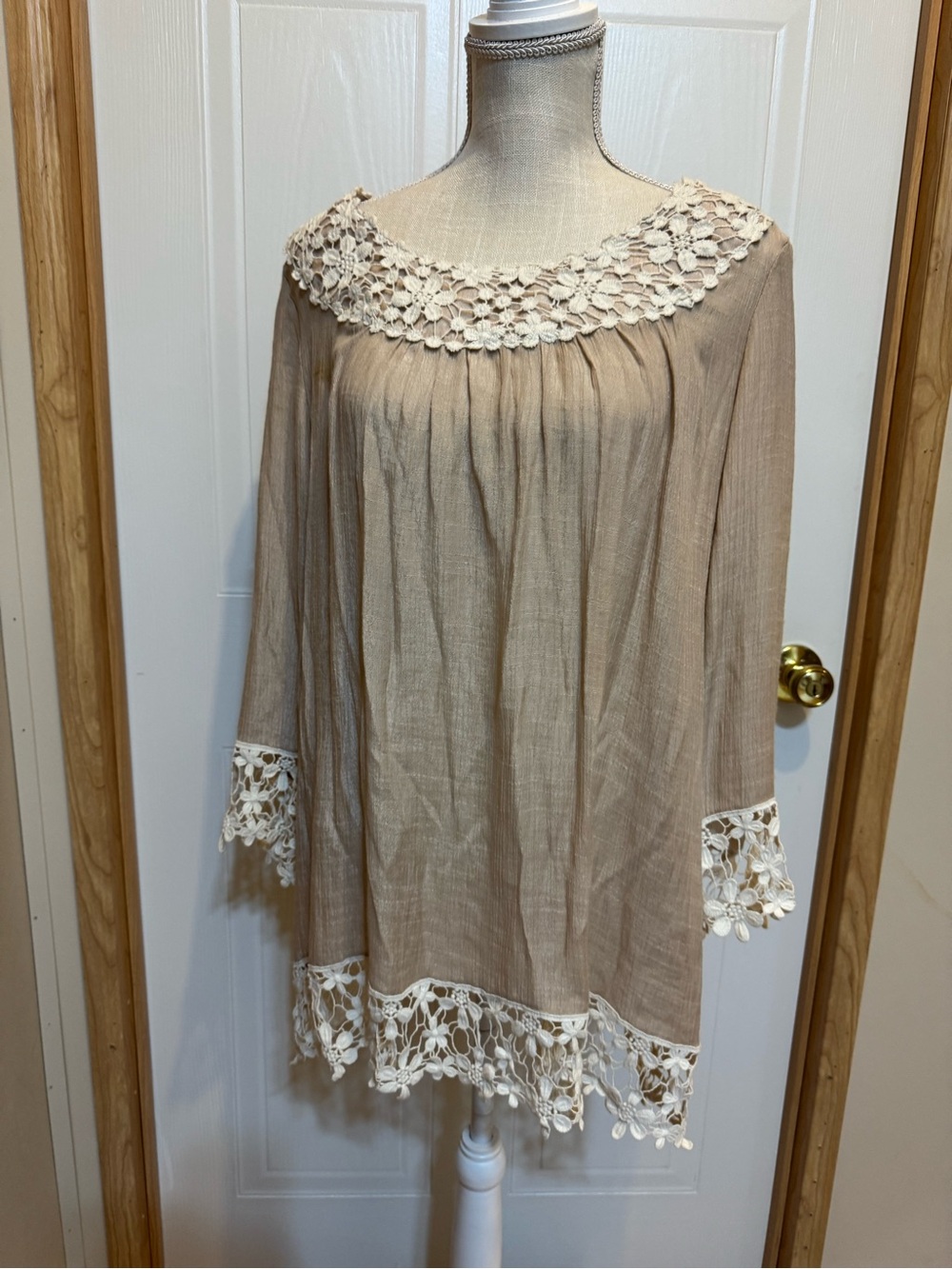 Cal Style Sz L Boho Lace-Trim Tunic Top in Beige NWT😊😊